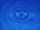 Fototapeta Fototapety do łazienki - Kropla wody podczas upadku do basenu z wodą