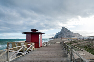 Paisaje de la playa de La línea de la Concepción con el Peñon de Gibraltar al fondo