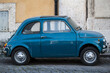 Ancienne voiture italienne garée dans une rue de Rome