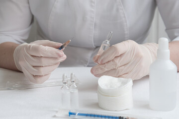 Before the doctor, everything necessary for inoculation and injection is laid out on the table. Vaccination against influenza, coronavirus. An insulin syringe. Diabetes.