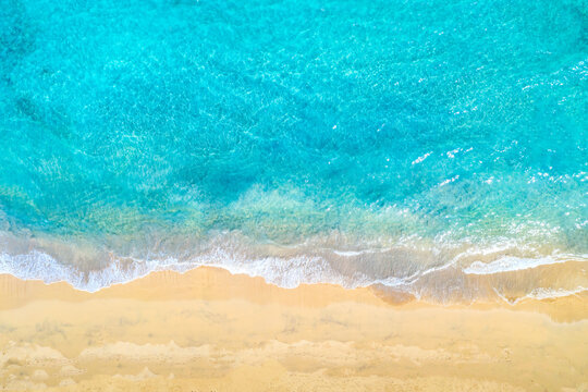 Wall Mural -  - Top view aerial drone photo of ocean seashore with beautiful turquoise water and sea waves. Caribbean resort. Vacation travel background.