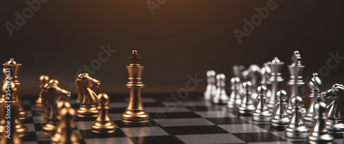Cuadros en Lienzo King chess that came out of the line Concept of business Strategic plan and teamwork management