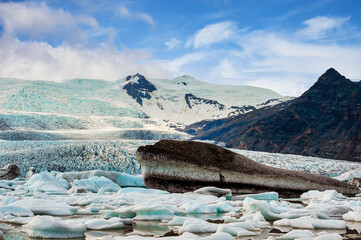 Sticker - Amazing panoramic view at Fjallsarlon mountains and lagoon with large glacier lakes and iceberg floating on the water In the Vatnajokull National Park in Iceland.