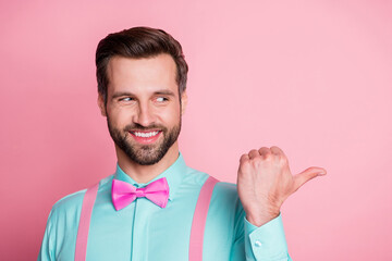 Poster - Portrait of positive guy promoter point thumb finger copyspace indicate adverts sales promo advise decide choose wear good look outfit isolated over pastel color background