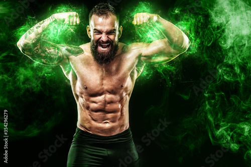 Plakaty MMA  sportowiec-w-swiatlach-zielonej-energii-sportowiec-bokser-muay-thai-swietujacy-zwyciestwo-na-czarnym-tle