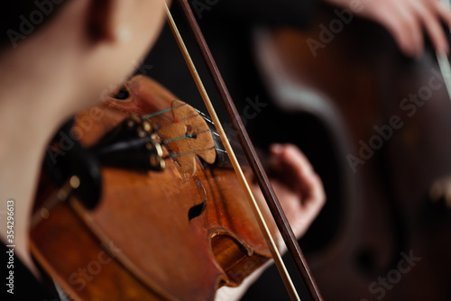 Obrazy filharmonia  przyciety-widok-profesjonalnych-muzykow-grajacych-na-instrumentach-muzycznych-na-ciemnej-scenie-selektywne