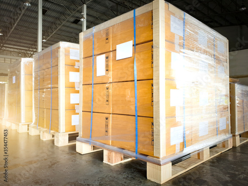 Fotografía Large shipment pallets goods in interior warehouse storage