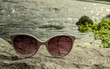 Okulary przeciwsłoneczne na kamieniu z płynącą rzeką w tle