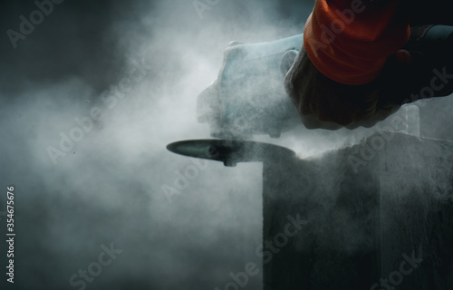 Fotografía Professional plasterers are using electric cutters to cut around the cement pillars to build walls
