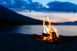 Leinwandbild Motiv 夕暮れの湖畔で焚き火とともに過ごす時間