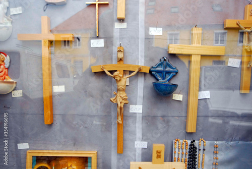 Fotografía Christian crosses, crucifixes, behind shopping window