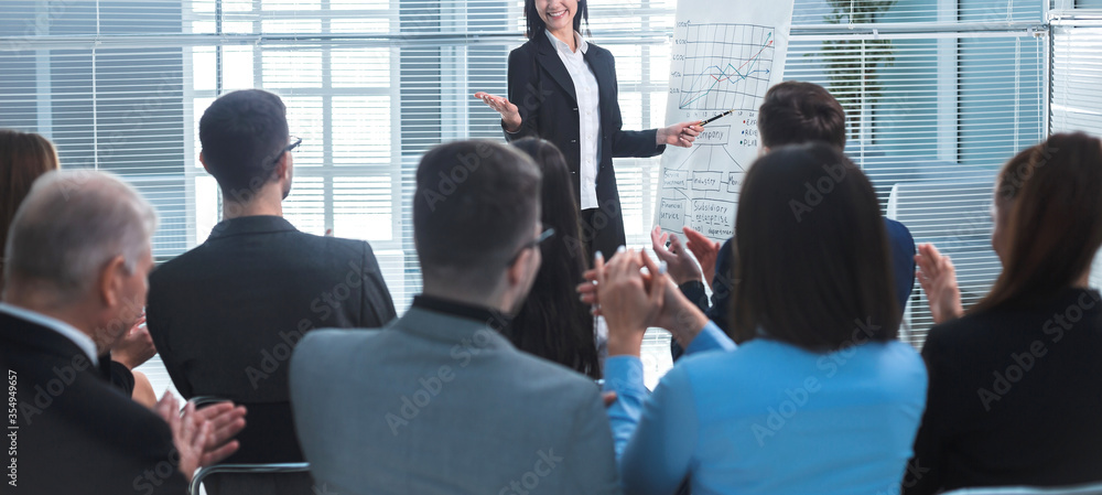 businesswoman making a presentation for the employees of the company - obrazy, fototapety, plakaty 