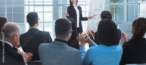 Fotografía businesswoman making a presentation for the employees of the company