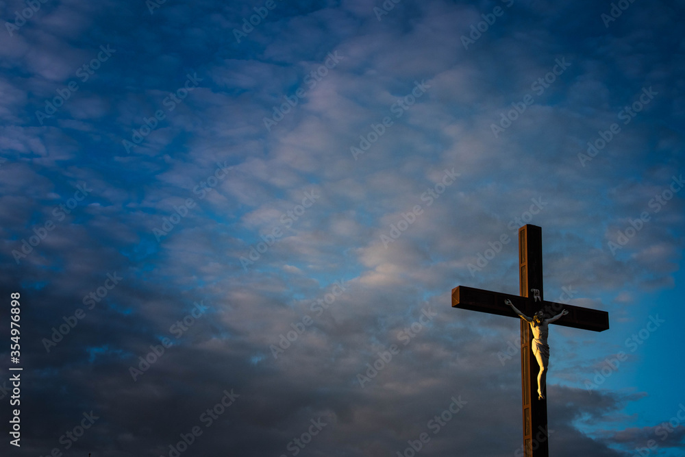 Jezus na krzyżu ,obok Kościoła w Polsce - obrazy, fototapety, plakaty 