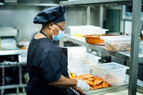 Fotografía solidarity chef preparing food for those most in need due to the economic crisis