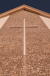 wielki krzyż na ścianie kościoła