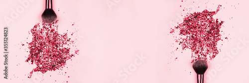 Plakaty różowe  baner-z-profesjonalnymi-pedzlami-do-makijazu-kosmetycznego-z-eksplozja-blyszczacych-rozowych-kolorowych-iskier