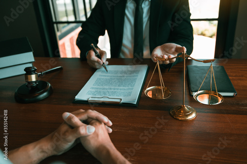 Fotomural Lawyer is providing information about the client's trial at the lawyer office