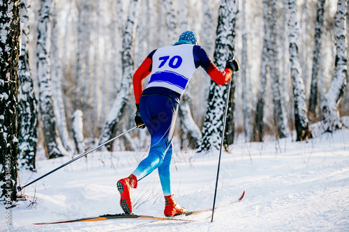 Plakaty biegi narciarskie  sportowiec-w-stylu-klasycznym-porusza-sie-w-narciarstwie-biegowym