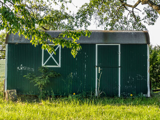 Wall Mural - Alter Bauwagen als Gartenhaus benutzt