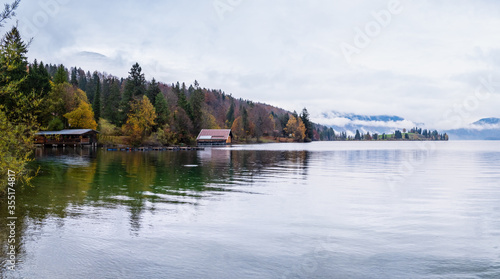 Fotografía Mountain alpine autumn overcast evening lake Walchensee view, Kochel, Bavaria, Germany
