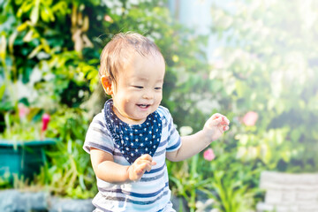 Wall Mural - 外で水遊びで大はしゃぎしている子供　ずぶ濡れの子供