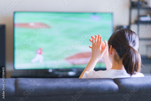 Cuadros en Lienzo 家でスポーツをテレビ観戦する若い女性のイメージ【プロ野球の動画配信サービス】