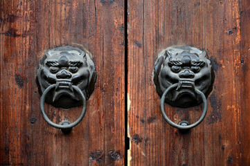 Canvas Print - Retro decorative door rings on wooden doors of traditional Chinese architecture