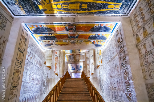 Fotomural Burial chamber with colorful Egyptian hieroglyphics at the valley of the kings,