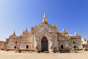 Fototapete - The Ananda Temple with its golden tower is a large buddhist temple and one of Bagan's most important pagoda. Old Bagan, Myanmar (Burma)