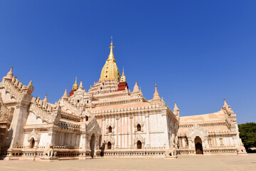 Fototapete - The Ananda Temple with its golden tower is a large buddhist temple and one of Bagan's most important pagoda. Old Bagan, Myanmar (Burma)