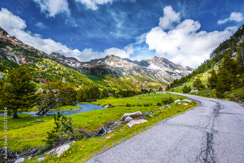 Obrazy Pireneje  piekna-przyroda-w-parku-narodowym-possets-y-maladeta-pireneje-hiszpania-polozony-nad-dolina-benasque-w-poblizu-miasta-benasque-w-prowincji-huesca-na-polnocy-aragonii