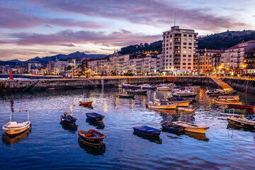 Canvas Print - View on the harbor of Castro Urdiales city located on the Bay of Biscay, Spain