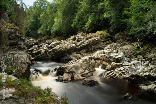 Fotomural Randolphs Leap in the River Findhorn Valley Scotland