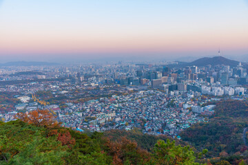 Wall Mural - Sunset view of Namsan tower overlooking Gyeongbokgung palace and downtown Seoul, Republic of Korea