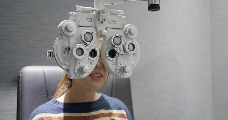 Canvas Print - Woman check her eye in clinic