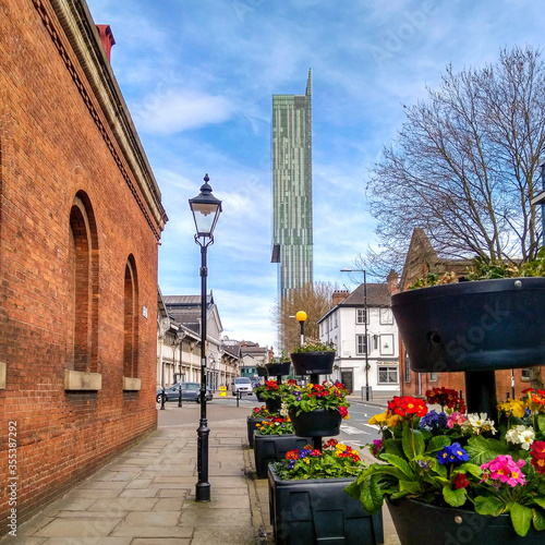 Fotografía Sunny day and flowers in Manchester