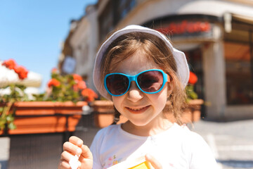 Wall Mural - girl in sunglasses in city