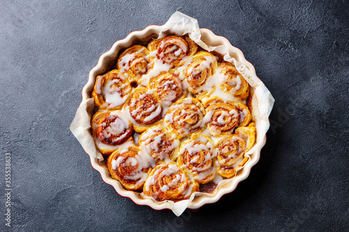 Cuadros en Lienzo Cinnamon buns in backing dish