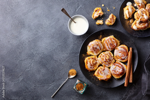 Fotografía Cinnamon rolls on black plate