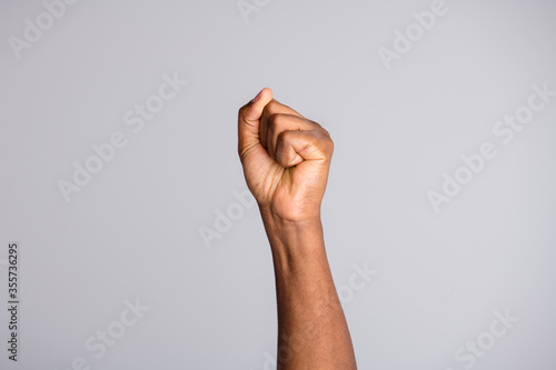 Fotografía Closeup photo of black skin arm crowd leader people protesting uprising strike a