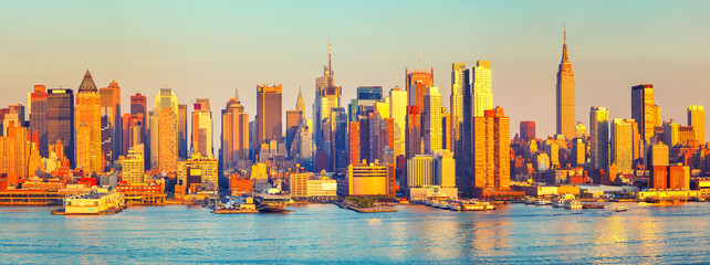 Fototapete - Manhattan skyline at sunny evening, New York