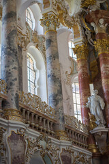 Wall Mural - Die Wieskirche in Steingaden, Bayern, Deutschland: Bemalte Rundsäulen und Chor der berühmten Wallfahrtskirche und Weltkulturerbe