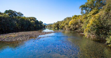 Poster - Paisagem com rio e floresta