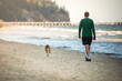 Mężczyzna z psem na spacerze po plaży