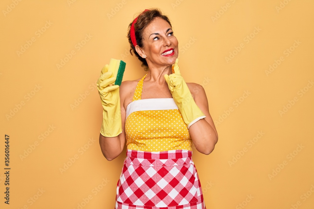 Middle age senior housewife pin up woman wearing 50s style retro dress using cleaner scrub serious face thinking about question, very confused idea - obrazy, fototapety, plakaty 