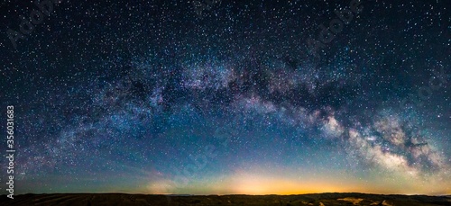 Cuadros en Lienzo Landscape of a field under a breathtaking starry sky at night - perfect for wall