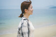 © peach100 - 海辺を散策する女性