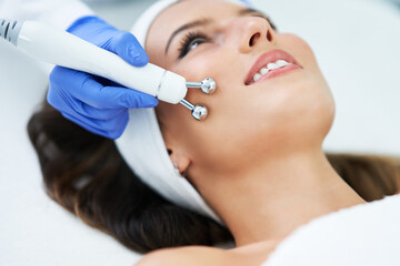 Poster - Beautiful young woman getting face treatment at beauty salon.