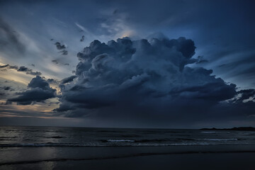 Wall Mural - sky above water / texture background, horizon sky with clouds on the lake